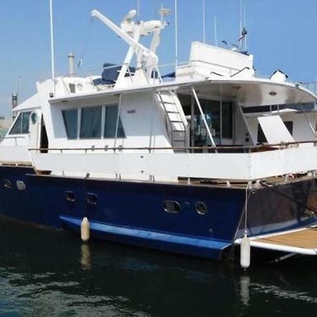 Your Own Private Yacht Hotel Сант Адриа де Бесос Екстериор снимка