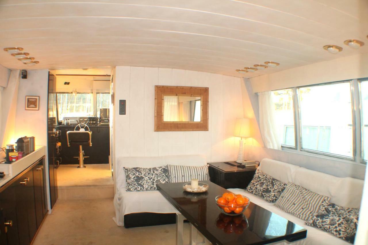 Your Own Private Yacht Hotel Сант Адриа де Бесос Екстериор снимка
