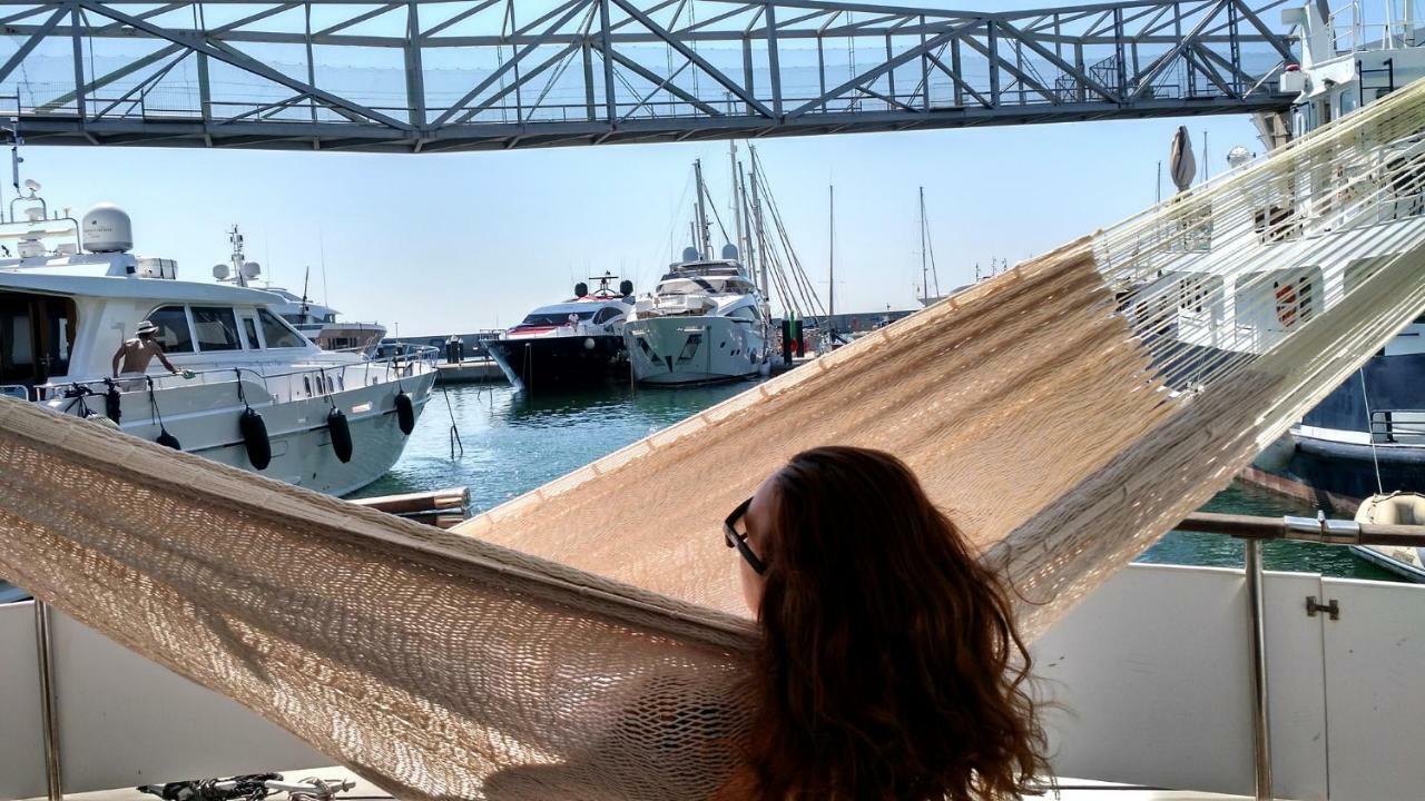 Your Own Private Yacht Hotel Сант Адриа де Бесос Екстериор снимка