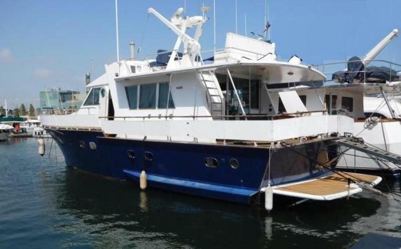 Your Own Private Yacht Hotel Сант Адриа де Бесос Екстериор снимка