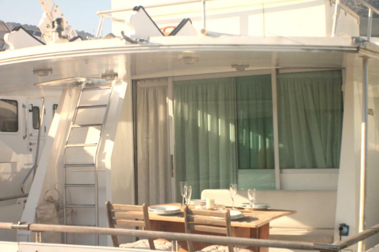 Your Own Private Yacht Hotel Сант Адриа де Бесос Екстериор снимка